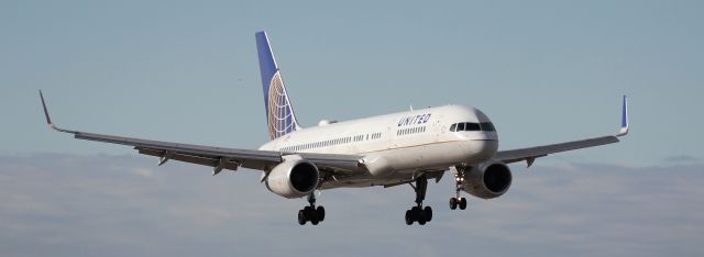 Boeing 757-200 (N14115) - Landing on 35L.