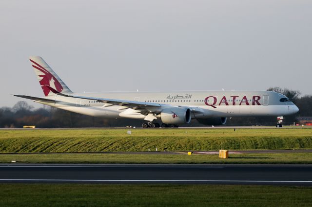 Airbus A350-900 (A7-ALD) - QTR28 rolling on the flight back to Doha