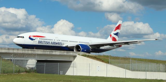 Boeing 777-200 (G-VIIT) - 10/15/22 taxis in on Juliet