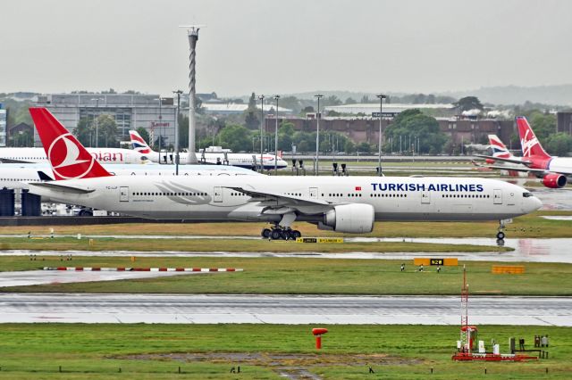 BOEING 777-300 (TC-LJF)