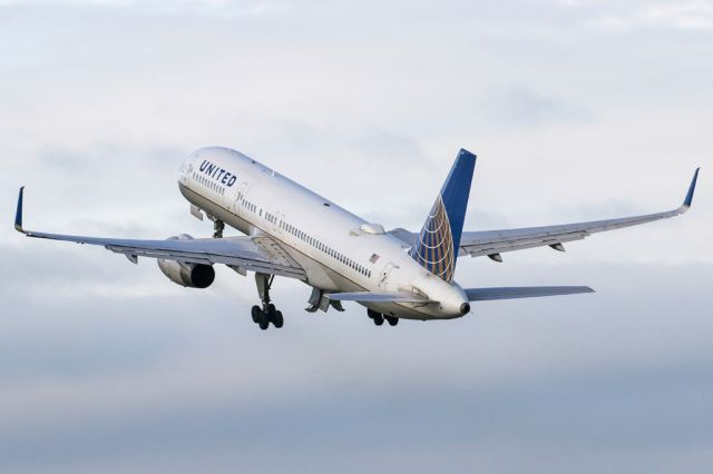 Boeing 757-200 (N17104) - UA80 returning to EWR.