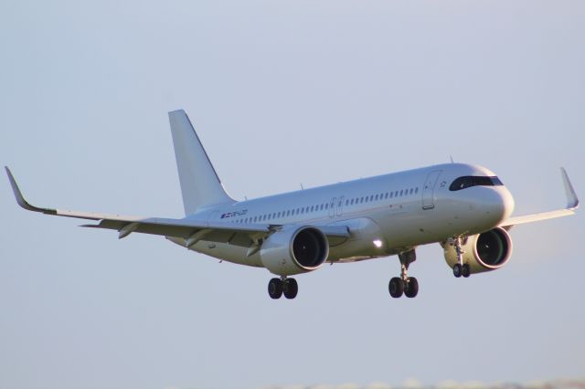 Airbus A320neo (OE-LZO) - A Plain white Austrian Airlines A320neo on final approach into LHR, Landing on runway 27R.br /br /Location: Northern Perimiter Road, Beside Runway 27R.br /Date: 20.12.22 (dd/mm/yy).