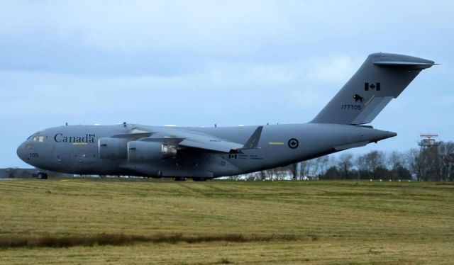 Boeing Globemaster III (17-7705) - lining up runway 25