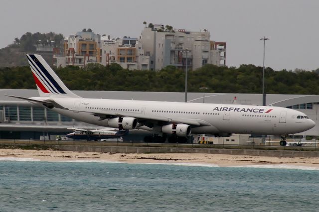 Airbus A340-300 (F-GLZR)