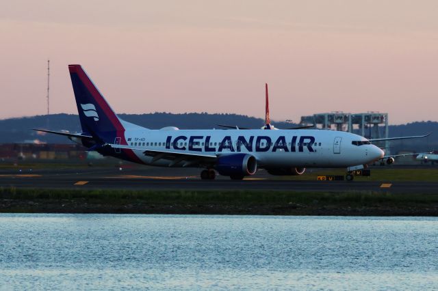 Boeing 737 MAX 8 (TF-ICI) - IAD weather diversion