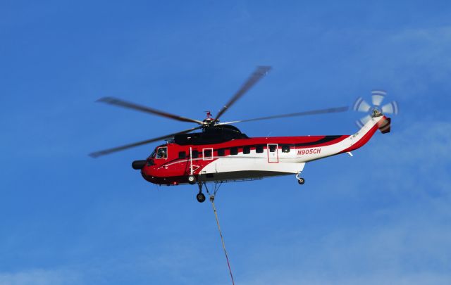 Sikorsky Sea King (N905CH) - Moving A/C Units off a building in Indianapolis.