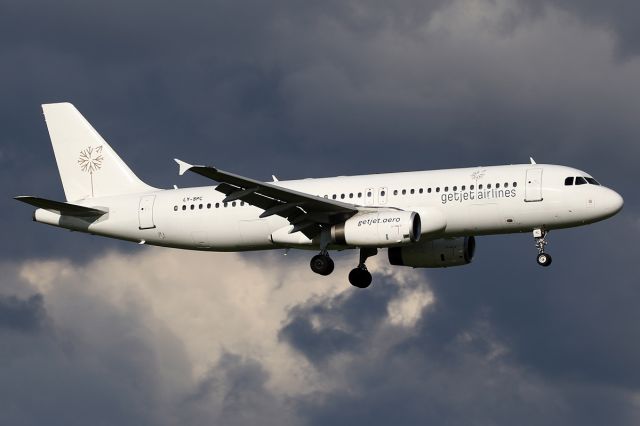 Airbus A320 (LY-SPC)