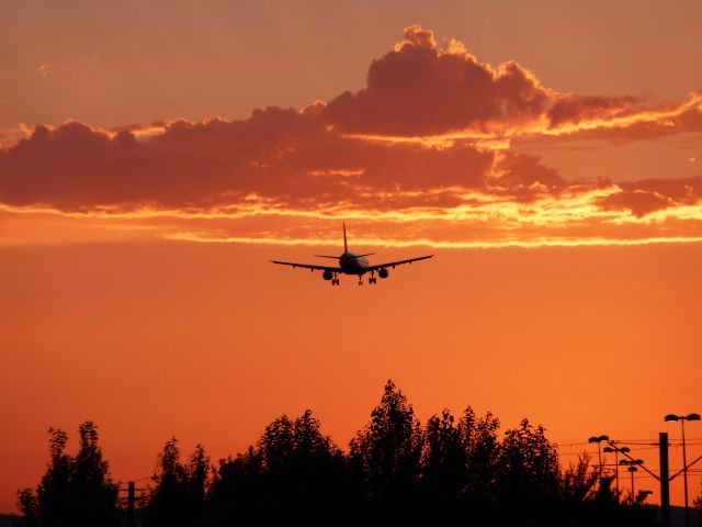 Airbus A321 (N540UW) - Landing at PDX on 28L.