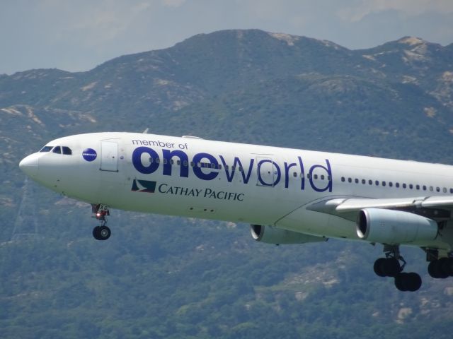 Airbus A340-300 (B-HXG)
