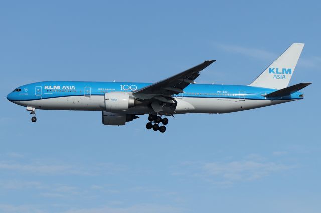 Boeing 777-200 (PH-BQL) - 'KLM 617' operating as a cargo flight arriving from Amsterdam