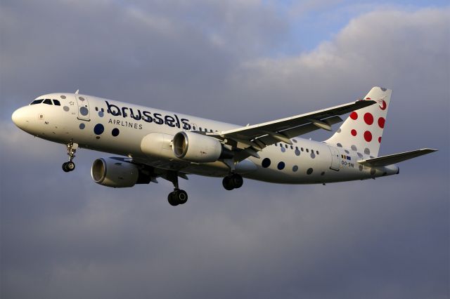 Airbus A320 (OO-SNI) - Airbus A320-214, Brussels Airlines, OO-SNI, 13.Oct.2022, EGLL London Heathrow, Myrtle Ave