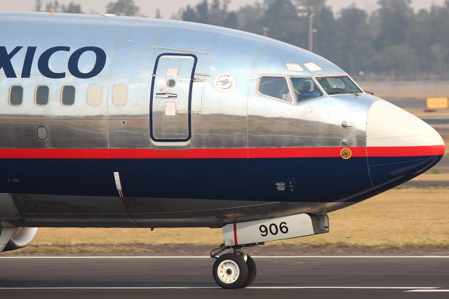 Boeing 737-700 (N906AM)