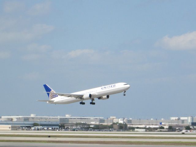 BOEING 767-400 (N646UA)