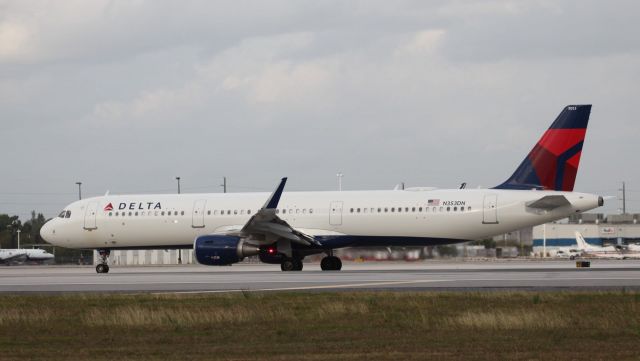 Airbus A321 (N353DN) - On the afternoon of the 20th of December, 2018. This is a fairly new airplane with A/W date of the 27th of June, 2018.