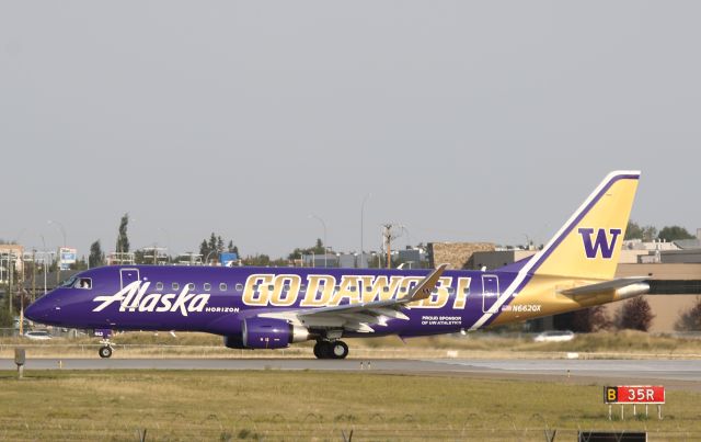 EMBRAER 175 (long wing) (N662QX)