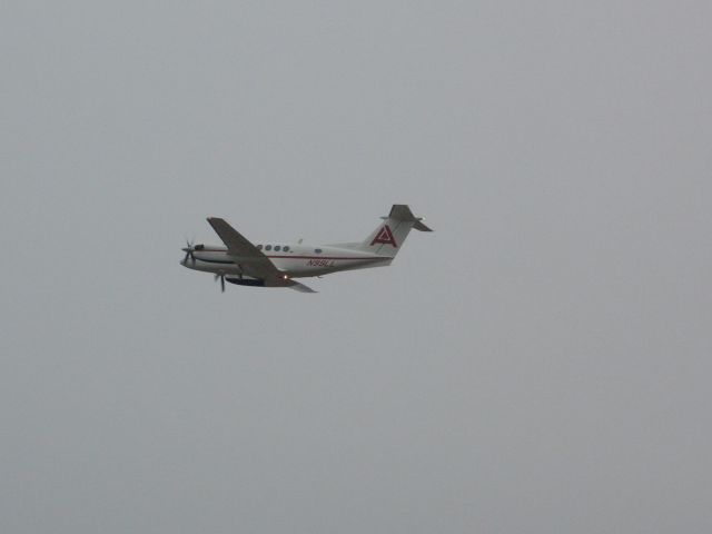 Beechcraft Super King Air 200 (N99LL) - Departing KMVC