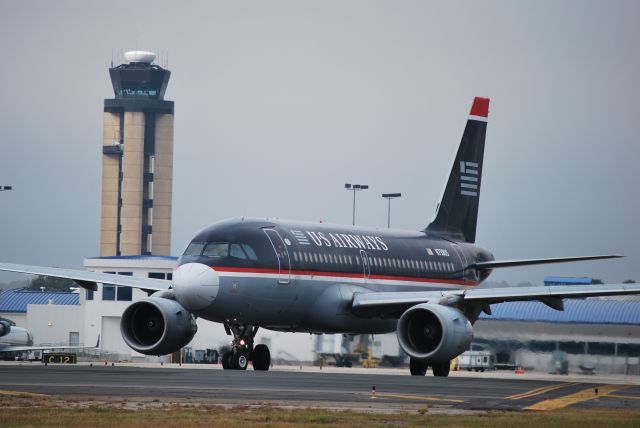 Airbus A319 (N738US) - Taxiing into position ruwway 18L - 10/23/09