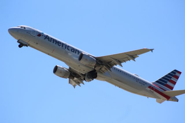 Airbus A321 (N197UW) - Plane Type: 2009 Airbus A321-211br /Route: CLT-SJUbr /Airline: American Airlines br /Livery: br /Registration: N197UWbr /Owned By: American Airlines INCbr /Runway: 36C
