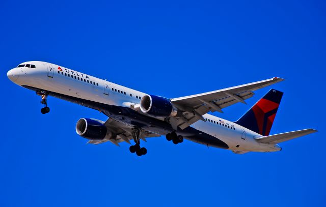 Boeing 757-200 (N6710E) - Delta Air Lines Boeing 757-232 N6710E cn 30482  Las Vegas - McCarran International (LAS / KLAS) USA - Nevada, June 02, 2011 Photo: Tomás Del Coro