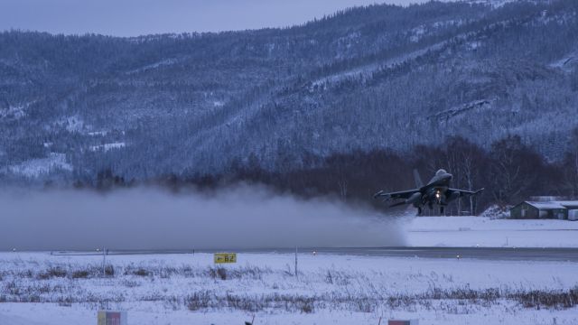 Lockheed F-16 Fighting Falcon (N286)