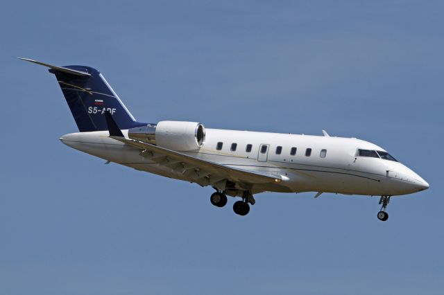 Canadair Challenger (S5-ADF)