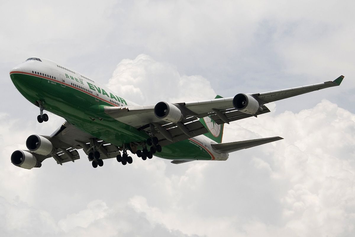Boeing 747-200 (B-16411) - Finals to 25R