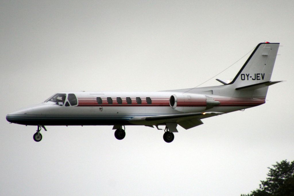 Cessna Citation II (OY-JEV) - On short finals for rwy 26 on 11-Sep-19 arriving from LFRB.