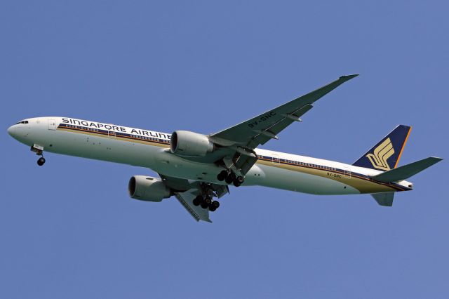 BOEING 777-300 (9V-SNC)