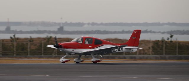 Cirrus SR-22 (JA71MA) - Cirrus SR22br /Civil Aviation College(MIYAZAKI.JPN)br /独立行政法人 航空大学校