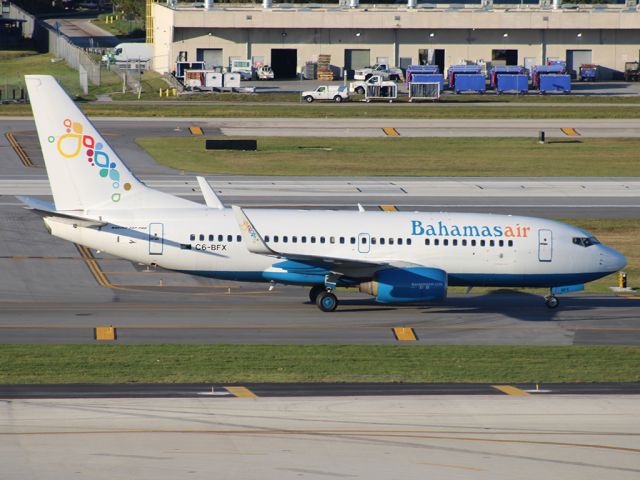 Boeing 737-700 (C6-BFX)