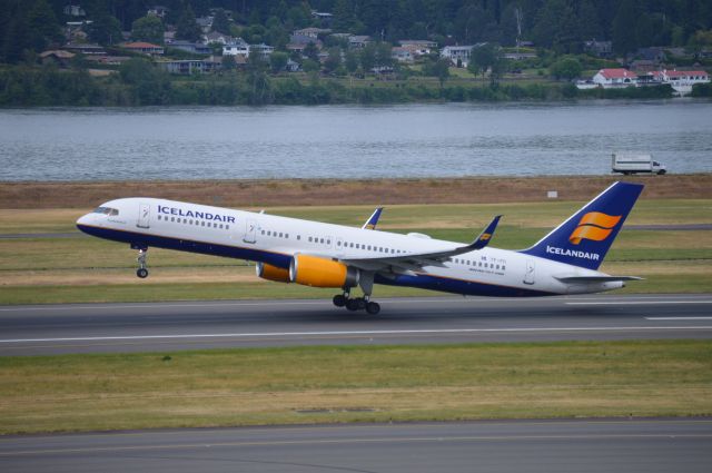 Boeing 757-200 (TF-FII) - "Eyjafjallajökull" operating as ICE664 departing on 28R for Reykjavik-Keflavik (KEF).