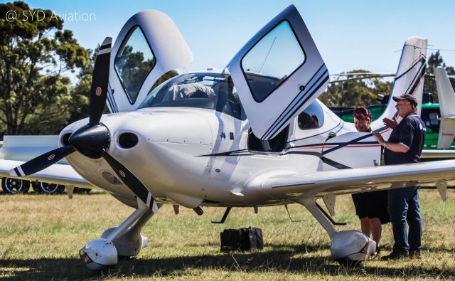 Cirrus SR-22 (VH-FIF)