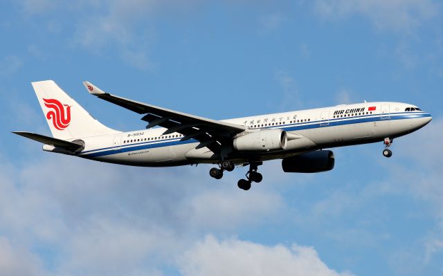Airbus A330-200 (B-5932) - Short Final to Rwy 25