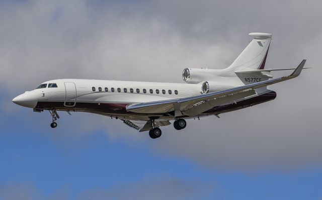 Dassault Falcon 7X (N577CF) - Runway 20R arrival @KDPA.