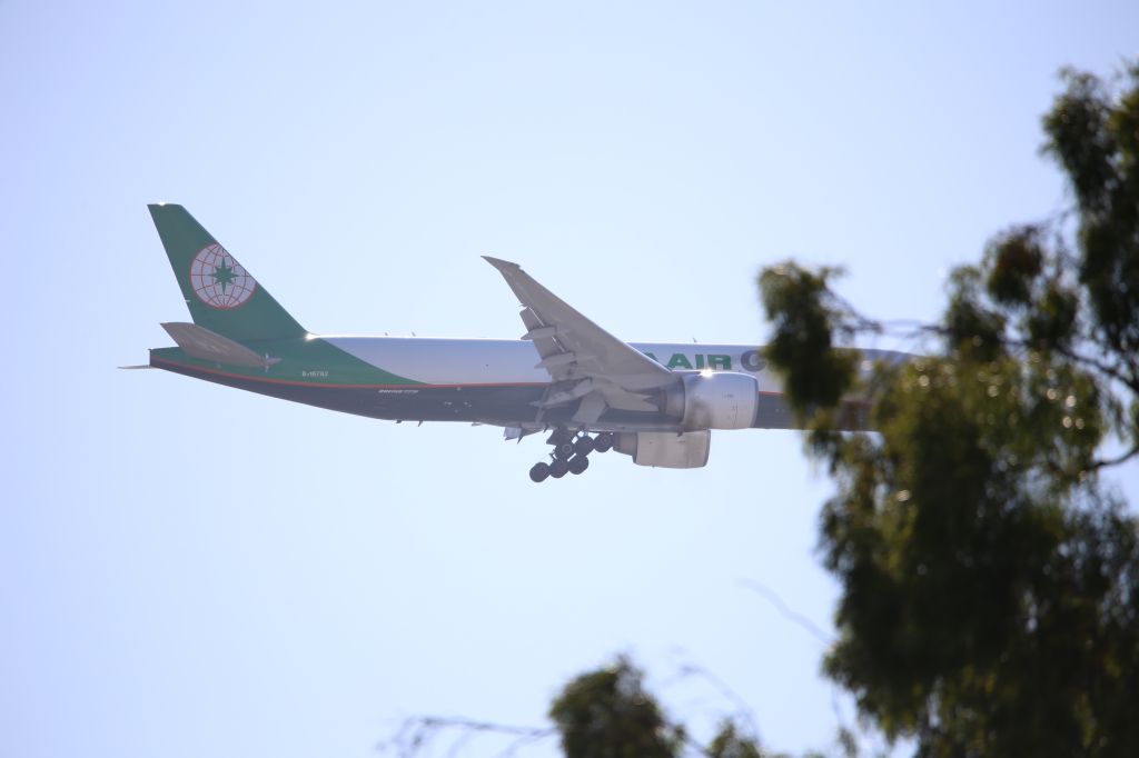 BOEING 777-200LR (B-16782)