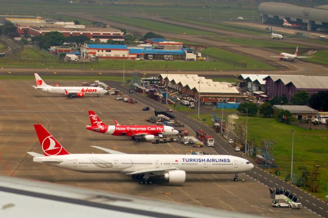 BOEING 777-300 (TC-LJA)