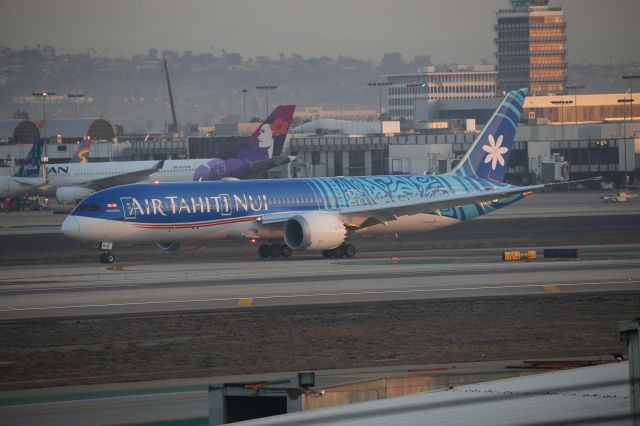 Boeing 787-9 Dreamliner (F-OMUA)