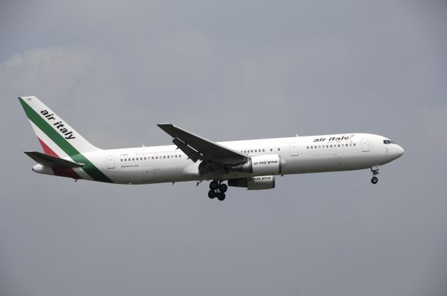 BOEING 767-300 (I-AIGG) - Final Approach to Narita Intl Airport R/W16L on 2012/07/28