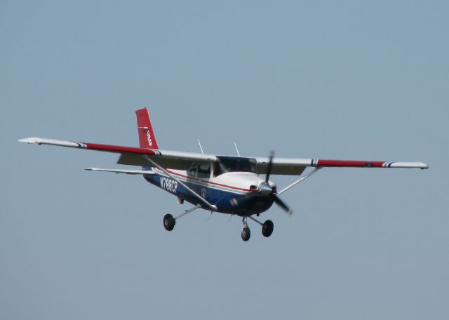 Cessna Skylane (N788CP) - Landing on runway 14 at the Downtown Shreveport airport.