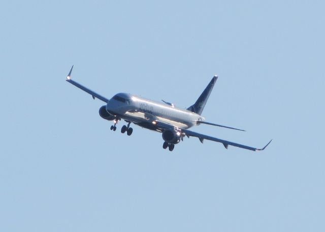 Embraer ERJ-190 (N355JB) - JetBlue performing an S-turn going into PHL