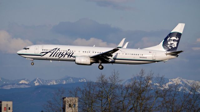 Boeing 737-900 (N459AS) - ASA611 from LAS on final to SEA Rwy 34L on 3.28.19. #N459AS (B737-990(ER)(WL) / ln 4832 / cn 36352).