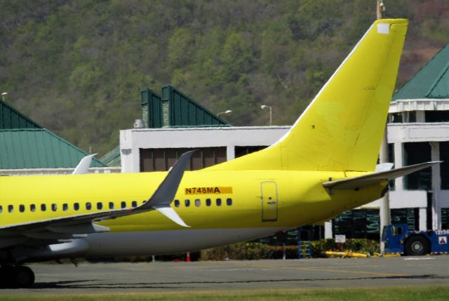 Boeing 737-800 (N748MA)