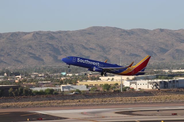 Boeing 737-800 (N8695D)