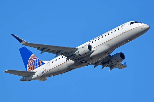 Embraer 175 (N109SY) - United Express Embraer EMB-175 N109SY at Phoenix Sky Harbor International Airport on December 28, 2017.