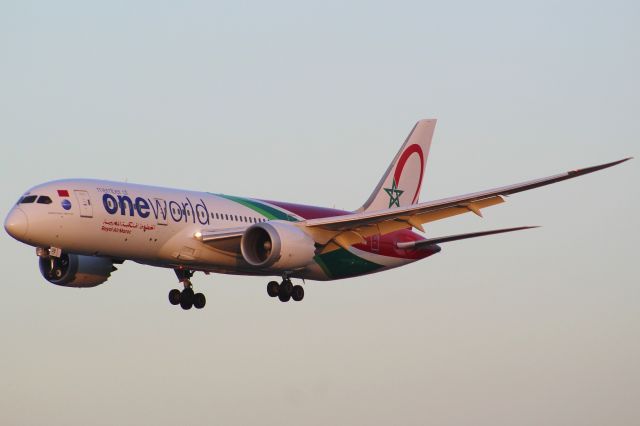 Boeing 787-8 (CN-RGB) - A Royal Air Maroc B787-8 on final approach into LHR, landing on runnway 27L.br /br /Location: Great South-West Road.br /Date: 20.12.22 (dd/mm/yy).