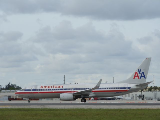 Boeing 737-800 (N887NN)