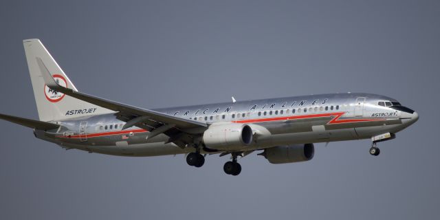 Boeing 737-800 (N905NN) - The reason I came out to take some pictures on a hot day.