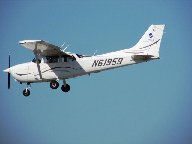 Cessna Skyhawk (N61959) - Landing RWY 30