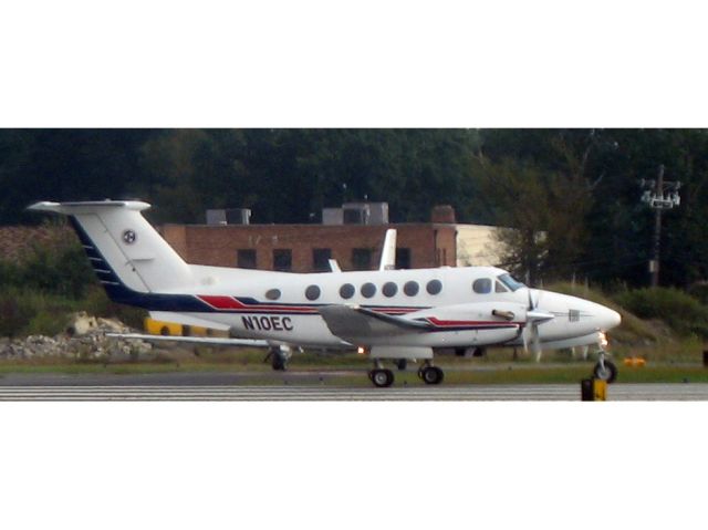 Beechcraft Super King Air 200 (N10EC) - Take off runway 24.