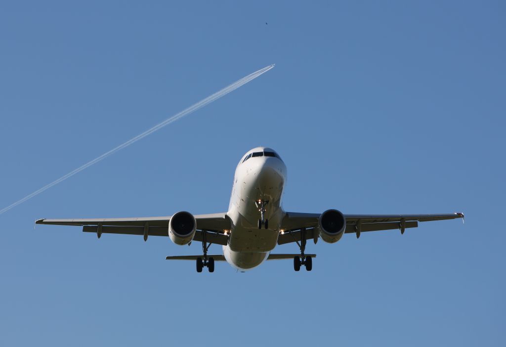 Airbus A320 (HB-IJL) - ready for landing - backgroud 40kft A388